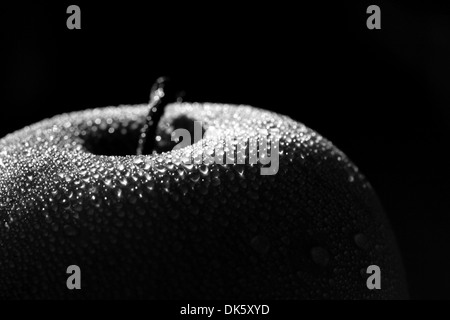 Arty versione di una immagine ad umido di un Apple, in bianco e nero Foto Stock