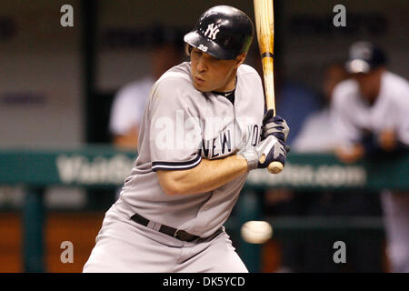 17 maggio 2011 - San Pietroburgo, Florida, Stati Uniti - New York Yankees primo baseman Mark Teixeira (25) schivato un passo gettato dentro durante il match up tra il Tampa Bay Rays e i New York Yankees a Tropicana campo. I raggi piombo 1 - 1 (credito Immagine: © Luca Johnson/Southcreek globale/ZUMApress.com) Foto Stock