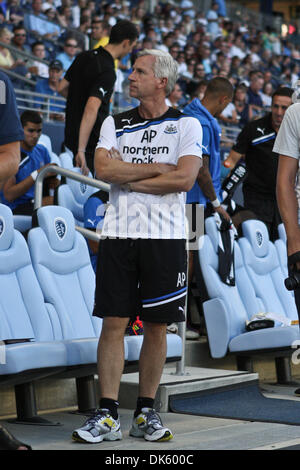 Luglio 20, 2011 - Kansas City, Kansas, Stati Uniti - Newcastle manager Alan Pardew guarda i supporti prima di iniziare la partita. Newcastle United e Sporting KC ha giocato per un 0-0 nella loro prima partita del loro tour americano al LIVESTRONG Sporting Park di Kansas City, Kansas. (Credito Immagine: © Tyson Hofsommer/Southcreek globale/ZUMAPRESS.com) Foto Stock