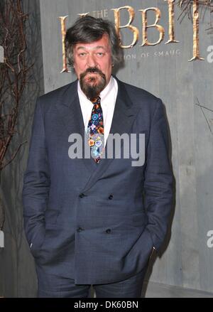 Los Angeles, CA, Stati Uniti d'America. 2° dic, 2013. Stephen Fry presso gli arrivi per THE HOBBIT: la desolazione di SMAUG Premiere, Dolby Theatre, Los Angeles, CA 2 dicembre 2013. Credito: Dee Cercone/Everett raccolta/Alamy Live News Foto Stock