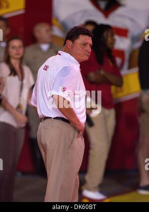 Los Angeles, CA, Stati Uniti d'America. 29 Nov, 2013. Dicembre 2, 2013 a Los Angeles, CA.(FILE FOTO) Interim head coach ed Orgeron rassegnato oggi come responsabile ad interim allenatore di USC Trojans, secondo vari sport da fonti Web, Orgeron fu offerta la posizione di assistente allenatore ma è diminuita. Qui ex interim head coach ed Orgeron è raffigurato in una perdita di 35-14 all'UCLA Bruins il 30 novembre 2013, durante un college football gioco, presso il Los Angeles Memorial Coliseum. (Obbligatorio Credito: Juan Lainez / MarinMedia.org / Cal Sport Media) (completare fotografo e società credi © csm/Alamy Live News Foto Stock