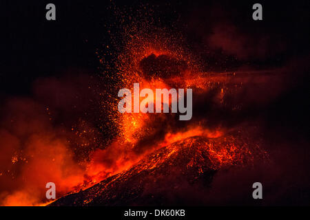 Sicilia, Italia. 2° dicembre 2013. Italia del vulcano attivo, il monte Etna, prodotto fontane ed esplosioni di lava come il diciannovesimo attività parossistica è stata registrata per l'anno 2013 a data. Molti voli dall'aeroporto di Catania sono stati secondo come riferito ha annullato. Credito: Wead/Alamy Live News Foto Stock