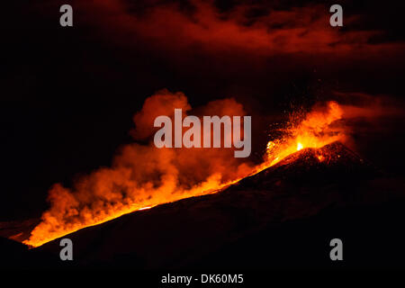 Sicilia, Italia. 2° dicembre 2013. Italia del vulcano attivo, il monte Etna, prodotto fontane ed esplosioni di lava come il diciannovesimo attività parossistica è stata registrata per l'anno 2013 a data. Molti voli dall'aeroporto di Catania sono stati secondo come riferito ha annullato. Credito: Wead/Alamy Live News Foto Stock