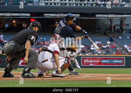 19 maggio 2011 - Phoenix, Arizona, Stati Uniti - Atlanta Braves outfielder Martin Prado (14) oscilla in un passo durante un 2-1 perdita per l'Arizona Diamondbacks. Il Diamondbacks e il Braves squadrato nella seconda delle due serie di gioco al Chase Field di Phoenix in Arizona. (Credito Immagine: © Chris Pondy/Southcreek globale/ZUMAPRESS.com) Foto Stock