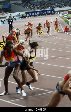 15 maggio 2011 - Shanghai in Cina - Racers si staccano i blocchi durante la fase iniziale della donna 800 metri di gara al diamante del campionato 2011 Dunlop Shanghai Golden Grand Prix (credito Immagine: © Jeremy Breningstall/ZUMAPRESS.com) Foto Stock