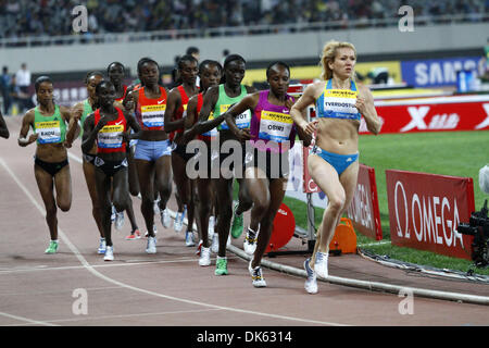 15 maggio 2011 - Shanghai in Cina - distanza ucraino runner TAMARA TVERDOSTUP (a destra) ha avuto un inizio ambizioso rispetto ai concorrenti e keniano guide etiope ma non ha potuto finire la finitura della donna 5000 metri di gara in diamante del Campionato del 2011 Shanghai Golden Grand Prix via e il campo event. VIVIAN CHERUIYOT (vicino a sinistra) del Kenya è venuto da ulteriori torna a posto prima del Foto Stock