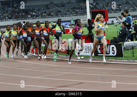 15 maggio 2011 - Shanghai in Cina - distanza ucraino runner TAMARA TVERDOSTUP (a destra) ha avuto un inizio ambizioso rispetto ai concorrenti e keniano guide etiope ma non ha potuto finire la finitura della donna 5000 metri di gara in diamante del Campionato del 2011 Shanghai Golden Grand Prix via e il campo event. VIVIAN CHERUIYOT (vicino a sinistra) del Kenya è venuto da ulteriori torna a posto prima del Foto Stock