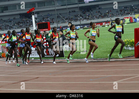 15 maggio 2011 - Shanghai in Cina - una linea di corridori in Kenya e in Etiopia competere nel femminile 5000 evento di misurazione al diamante del campionato 2011 Dunlop Shanghai Golden Grand Prix (credito Immagine: © Jeremy Breningstall/ZUMAPRESS.com) Foto Stock