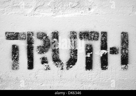 Parola di verità a trama stampa stencil sul bianco muro di mattoni Foto Stock