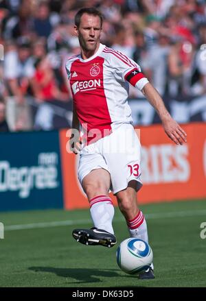 21 maggio 2011 - Dc, Washington DC, Stati Uniti d'America - AFC Ajax (13) Defender AndrÃ© Ooijer spinge la palla in alto campo durante la MLS International amichevole tra l'AFC Ajax e D.C. Regno...l'AFC Ajax sconfitto DC Regno Domenica, 22 maggio 2011 a RFK Stadium di Washington DC. (Credito Immagine: © Saquan Stimpson/Southcreek globale/ZUMAPRESS.com) Foto Stock