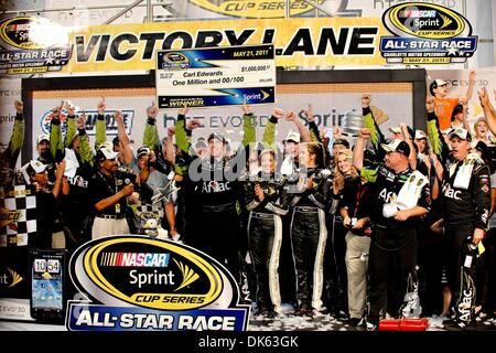 21 maggio 2011 - Concord, North Carolina, Stati Uniti d'America - Sprint Cup driver della serie Carl Edwards (99) celebra in corsia di vittoria dopo aver vinto tutte le Star Race al Charlotte Motor Speedway in concordia, North Carolina (credito Immagine: © Anthony Barham/Southcreek globale/ZUMAPRESS.com) Foto Stock