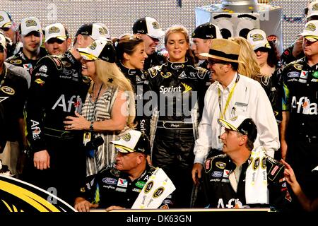 21 maggio 2011 - Concord, North Carolina, Stati Uniti d'America - Sprint Cup driver della serie Carl Edwards (99) celebra in corsia di vittoria dopo aver vinto tutte le Star Race al Charlotte Motor Speedway in concordia, North Carolina (credito Immagine: © Anthony Barham/Southcreek globale/ZUMAPRESS.com) Foto Stock