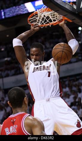 22 maggio 2011 - West Palm Beach, Florida, Stati Uniti - MIAMI, FL..American Airlines Arena...finali orientali di congresso. Round 3, gioco 3.... Chicago Bulls vs Miami Heat..Miami Heat power forward Chris Bosh (1) schiacciate su Chicago Bulls point guard Derrick Rose (credito Immagine: © Allen Eyestone/Palm Beach post/ZUMAPRESS.com) Foto Stock