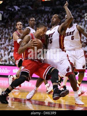 22 maggio 2011 - West Palm Beach, Florida, Stati Uniti - MIAMI, FL..American Airlines Arena...finali orientali di congresso. Round 3, gioco 3.... Chicago Bulls vs Miami Heat..Chicago Bulls point guard Derrick Rose (1) è difeso da Miami Heat point guard Mario Chalmers (credito Immagine: © Allen Eyestone/Palm Beach post/ZUMAPRESS.com) Foto Stock