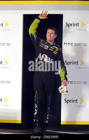 22 maggio 2011 - Concord, North Carolina, Stati Uniti - Sprint Cup driver della serie Carl Edwards onde per la folla durante le presentazioni per la Sprint Cup All-Star gara a Charlotte Motor Speedway in concordia, NC. Sprint Cup driver della serie Carl Edwards ha catturato la gara su Sprint Cup driver della serie Kyle Busch. (Credito Immagine: © Michael Johnson/Southcreek globale/ZUMAPRESS.com) Foto Stock