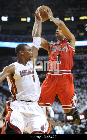 22 maggio 2011 - Miami, FL - Florida, Stati Uniti d'America - Stati Uniti - Chris Bosh copre Derrick Rose nel quarto trimestre. 5/22/11. Robert Duyos, Sun Sentinel. (Credito Immagine: © Sun-Sentinel/ZUMAPRESS.com) Foto Stock