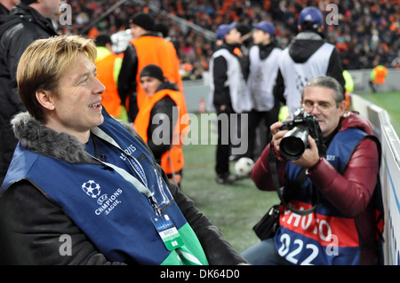 I giocatori di hockey guardando il gioco durante la partita tra (Shakhtar Donetsk, Ucraina) Real Sociedad (San Sebastian, Spagna) Foto Stock