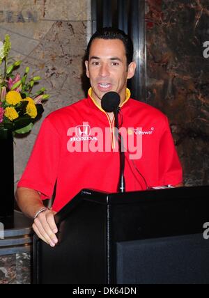 23 maggio 2011 - Manhattan, New York, Stati Uniti - HELIO CASTRONEVES, tre time Indy 500 vincitore parla. IndyCar Series driver Helio Castroneves, Dario Franchitti e Danica Patrick luce l'Empire State Building verde a simboleggiare la bandiera verde che sarà il segnale di inizio del centesimo anniversario Indianapolis 500. (Credito Immagine: © Bryan Smith/ZUMAPRESS.com) Foto Stock