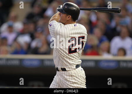 23 maggio 2011 - Minneapolis, Minnesota, Stati Uniti - Minnesota Twins designato hitter Jim Thome (25) occhi il suo primo di due corre a casa per la notte presso il Seattle Mariners versus Minnesota Twins Baseball gioco in campo Target di Minneapolis, MN. Questo è andato oltre il campo a destra la recinzione, nastrato a 465 piedi e legata al gioco 4-4 nel quarto inning. I marinai è andato a vincere 8-7 in dieci inning. Foto Stock