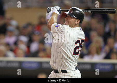 23 maggio 2011 - Minneapolis, Minnesota, Stati Uniti - Minnesota Twins designato hitter Jim Thome (25) gli occhi la sua seconda casa corre per la notte presso il Seattle Mariners versus Minnesota Twins Baseball gioco in campo Target di Minneapolis, MN. Questo era il suo 593rd della sua carriera è andato oltre il campo sinistro recinto nel settimo inning. I marinai è andato a vincere 8-7 in dieci inning. (Credito Immagine: © St Foto Stock