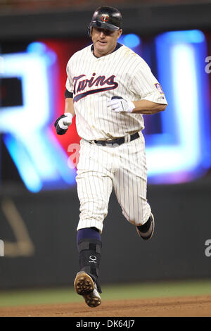 23 maggio 2011 - Minneapolis, Minnesota, Stati Uniti - Minnesota Twins designato hitter Jim Thome (25) arrotonda le basi nella sua seconda casa corre per la notte presso il Seattle Mariners versus Minnesota Twins Baseball gioco in campo Target di Minneapolis, MN. Questo era il suo 593rd della sua carriera è andato oltre il campo sinistro recinto nel settimo inning. I marinai è andato a vincere 8-7 in dieci inning. (Cre Foto Stock