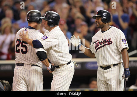 23 maggio 2011 - Minneapolis, Minnesota, Stati Uniti - Minnesota Twins compagni di squadra secondo baseman Michael Cuddyer (5)e lasciato fielder Delmon Young (21) congratularmi con designato hitter Jim Thome (25) dopo la sua seconda casa corre per la notte presso il Seattle Mariners versus Minnesota Twins Baseball gioco in campo Target di Minneapolis, MN. Questo era il suo 593rd della sua carriera è andato oltre il campo sinistro fe Foto Stock