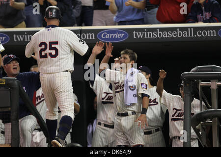 23 maggio 2011 - Minneapolis, Minnesota, Stati Uniti - Minnesota Twins manager Ron Gardenhire unisce i compagni di squadra benvenuto designato hitter Jim Thome (25) in panchina dopo la sua seconda casa corre per la notte presso il Seattle Mariners versus Minnesota Twins Baseball gioco in campo Target di Minneapolis, MN. Questo era il suo 593rd della sua carriera è andato oltre il campo sinistro recinto nel settimo inning. Il Foto Stock