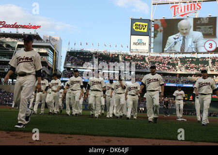 23 maggio 2011 - Minneapolis, Minnesota, Stati Uniti - con un video di ex Minnesota Twin Harmon Killebrew (3) dietro di loro, il Minnesota Twins abbandonarono il campo in un pre-partita omaggio al Seattle Mariners versus Minnesota Twins Baseball gioco in campo Target di Minneapolis, MN. (Credito Immagine: © Steve Kotvis/Southcreek globale/ZUMAPRESS.com) Foto Stock