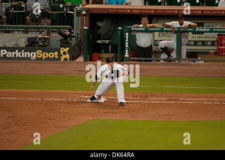 24 maggio 2011 - Houston, Texas, Stati Uniti - Houston Astros Infielder Brett Wallace (29) I campi la palla alla prima base. Los Angeles Dodgers battere Houston Astros 5 - 4 al Minute Maid Park a Houston in Texas. (Credito Immagine: © Juan DeLeon/Southcreek globale/ZUMAPRESS.com) Foto Stock