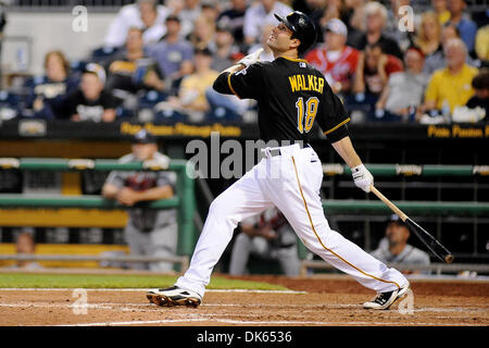 25 maggio 2011 - Pittsburgh, PENNSYLVANNIA, U.S - Pittsburgh Pirates secondo baseman Neil Walker (18) orologi la sfera come egli esce nella sesta inning come i pirati di Pittsburgh prendere su Atlanta Braves al PNC Park di Pittsburgh, PA..il Braves sconfiggere i pirati 2-0. (Credito Immagine: © Dean Beattie/Southcreek globale/ZUMAPRESS.com) Foto Stock