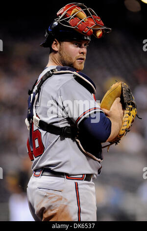 25 maggio 2011 - Pittsburgh, PENNSYLVANNIA, U.S - Atlanta Braves catcher Brian McCann (16) dietro la piastra nella ottavo inning come i pirati di Pittsburgh prendere su Atlanta Braves al PNC Park di Pittsburgh, PA..il Braves sconfiggere i pirati 2-0. (Credito Immagine: © Dean Beattie/Southcreek globale/ZUMAPRESS.com) Foto Stock