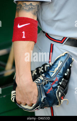 25 maggio 2011 - Pittsburgh, PENNSYLVANNIA, U.S - Atlanta Braves center fielder Giordania Schafer (1) ha il suo guanto ed è pronto per iniziare il gioco come i pirati di Pittsburgh prendere su Atlanta Braves al PNC Park di Pittsburgh, PA..il Braves sconfiggere i pirati 2-0. (Credito Immagine: © Dean Beattie/Southcreek globale/ZUMAPRESS.com) Foto Stock