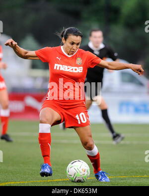 Giugno 12, 2011: l'indipendenza di Filadelfia sconfitto il Western New York Flash 1-0 a Sahlen's Stadium di Rochester, NY in una donna di calcio professionale (WPS) concorso. Western New York Flash avanti Marta (#10) in azione durante la riproduzione di Philadelphia indipendenza.(Immagine di credito: © Alan Schwartz/Cal Sport Media/ZUMAPRESS.com) Foto Stock