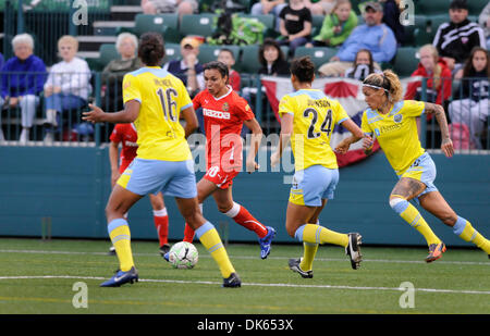 Giugno 12, 2011: l'indipendenza di Filadelfia sconfitto il Western New York Flash 1-0 a Sahlen's Stadium di Rochester, NY in una donna di calcio professionale (WPS) concorso. Western New York Flash avanti Marta (#10) cerca di passare la palla durante la riproduzione di Philadelphia.(Immagine di credito: © Alan Schwartz/Cal Sport Media/ZUMAPRESS.com) Foto Stock