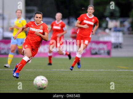 Giugno 12, 2011: l'indipendenza di Filadelfia sconfitto il Western New York Flash 1-0 a Sahlen's Stadium di Rochester, NY in una donna di calcio professionale (WPS) concorso. Western New York Flash avanti Marta (#10) sposta la sfera verso l'obiettivo di Philadelphia.(Immagine di credito: © Alan Schwartz/Cal Sport Media/ZUMAPRESS.com) Foto Stock