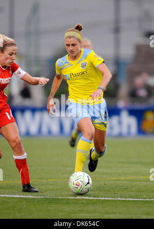 Giugno 12, 2011: l'indipendenza di Filadelfia sconfitto il Western New York Flash 1-0 a Sahlen's Stadium di Rochester, NY in una donna di calcio professionale (WPS) concorso. Philadelphia Indipendenza di Sinead Farrelly (#14) in azione durante la riproduzione del Western New York Flash.(Immagine di credito: © Alan Schwartz/Cal Sport Media/ZUMAPRESS.com) Foto Stock