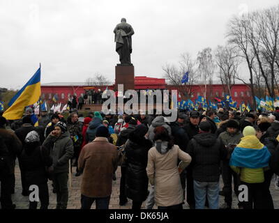 Kiev, Ucraina. Il 1 dicembre 2013. Migliaia di manifestanti che stanno marciando nella capitale ucraina in segno di protesta al presidente il rifiuto di firmare un commercio UE trattativa. Credito: OlegMit/Alamy Live News Foto Stock