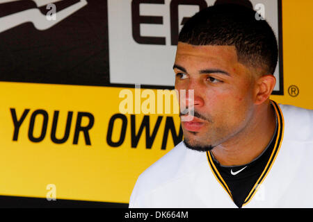 25 maggio 2011 - Pittsburgh, PENNSYLVANNIA, U.S - Pittsburgh Pirates sinistra fielder Xavier Paul (38) siede in piroga da se stesso dopo il gioco come i pirati cadde il Braves in extra inning al PNC Park di Pittsburgh, PA...Braves sconfitto i pirati 4-2. (Credito Immagine: © Dean Beattie/Southcreek globale/ZUMAPRESS.com) Foto Stock