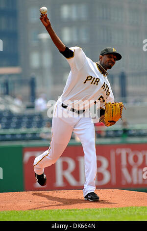 25 maggio 2011 - Pittsburgh, PENNSYLVANNIA, U.S - Pittsburgh Pirates a partire lanciatore James McDonald (53) eroga drom il tumulo nel primo inning come i pirati di Pittsburgh prendere su Atlanta Braves al PNC Park di Pittsburgh, PA...Braves sconfitto i pirati 4-2. (Credito Immagine: © Dean Beattie/Southcreek globale/ZUMAPRESS.com) Foto Stock