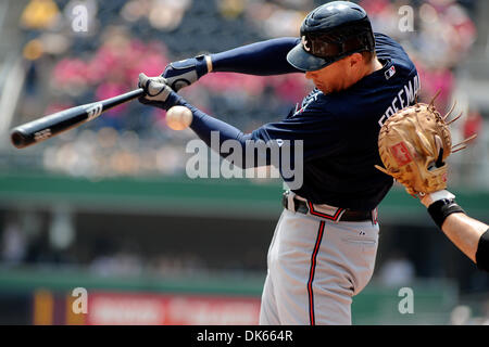 25 maggio 2011 - Pittsburgh, PENNSYLVANNIA, U.S - Atlanta Braves primo baseman Freddie Freeman (5) colpisce le oscillazioni nel secondo inning come i pirati di Pittsburgh prendere su Atlanta Braves al PNC Park di Pittsburgh, PA...Braves sconfitto i pirati 4-2. (Credito Immagine: © Dean Beattie/Southcreek globale/ZUMAPRESS.com) Foto Stock