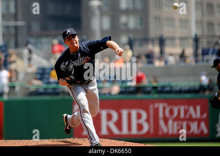 25 maggio 2011 - Pittsburgh, PENNSYLVANNIA, U.S - Atlanta Braves relief pitcher Eric O'Flaherty (34) eroga dal tumulo nel settimo inning come i pirati di Pittsburgh prendere su Atlanta Braves al PNC Park di Pittsburgh, PA...Braves sconfitto i pirati 4-2. (Credito Immagine: © Dean Beattie/Southcreek globale/ZUMAPRESS.com) Foto Stock