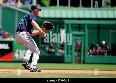 25 maggio 2011 - Pittsburgh, PENNSYLVANNIA, U.S - Atlanta Braves terzo baseman Chipper Jones (10) è pronta a guanto una tramoggia nel settimo inning come i pirati di Pittsburgh prendere su Atlanta Braves al PNC Park di Pittsburgh, PA...Braves sconfitto i pirati 4-2. (Credito Immagine: © Dean Beattie/Southcreek globale/ZUMAPRESS.com) Foto Stock