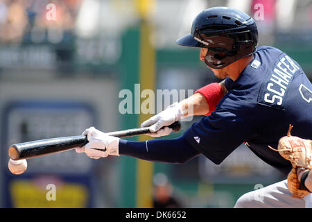 25 maggio 2011 - Pittsburgh, PENNSYLVANNIA, U.S - Atlanta Braves center fielder Giordania Schafer (1) ottiene un bunt singolo nell'ottavo inning come i pirati di Pittsburgh prendere su Atlanta Braves al PNC Park di Pittsburgh, PA...Braves sconfitto i pirati 4-2. (Credito Immagine: © Dean Beattie/Southcreek globale/ZUMAPRESS.com) Foto Stock