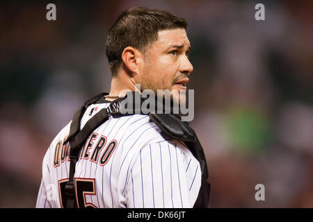 27 maggio 2011 - Houston, Texas, Stati Uniti - Houston Astros Catcher Humberto Quintero (55) guarda oltre alla piroga. Arizona Diamondbacks battere Houston Astros 7-6 al Minute Maid Park a Houston in Texas. (Credito Immagine: © Juan DeLeon/Southcreek globale/ZUMAPRESS.com) Foto Stock