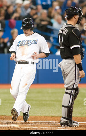 27 maggio 2011 - Toronto, Ontario, Canada - Toronto Blue Jays secondo baseman Aaron Hill (2) passaggi su home piastra dopo il punteggio di una corsa in azione durante una partita tra Chicago White Sox e il Toronto Blue Jays presso il Rogers Centre di Toronto, Ontario. Il gioco legato 2 - 2 dopo 6 inning. (Credito Immagine: © Keith Hamilton/Southcreek globale/ZUMAPRESS.com) Foto Stock