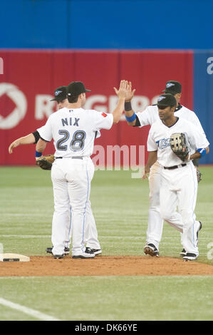 27 maggio 2011 - Toronto, Ontario, Canada - Toronto Blue Jays terzo baseman Jayson Nix (28) battendo il cinque membri del team dopo il Toronto Blue Jays sconfiggere la Chicago White Sox 4 - 2. (Credito Immagine: © Keith Hamilton/Southcreek globale/ZUMAPRESS.com) Foto Stock