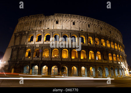 Night Shot del famoso Colosseo a Roma, Italia. Foto Stock