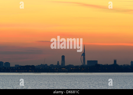 Vista di Portsmouth oltre Langstone Harbour, Hampshire Foto Stock