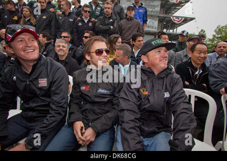 28 maggio 2011 - Indianapolis, Indiana, Stati Uniti - Indy race driver Scott Dixon, a sinistra, si siede con DAN WELDON e Buddy Rice tra oltre 100 altri driver del partecipante al Motor Speedway di Indianapolis per una foto di gruppo la marcatura 100 anni dell'evento racing. (Credito Immagine: © Gary Dwight Miller/ZUMAPRESS.com) Foto Stock