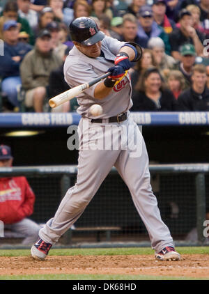 28 maggio 2011 - Denver, Colorado, U.S.A. - Baseball MLB - St. Louis Cardinals catcher YADIER MOLINA hits durante un 4-15 perdita per il Colorado Rockies al Coors Field. (Credito Immagine: © Don Senia Murray/ZUMAPRESS.com) Foto Stock